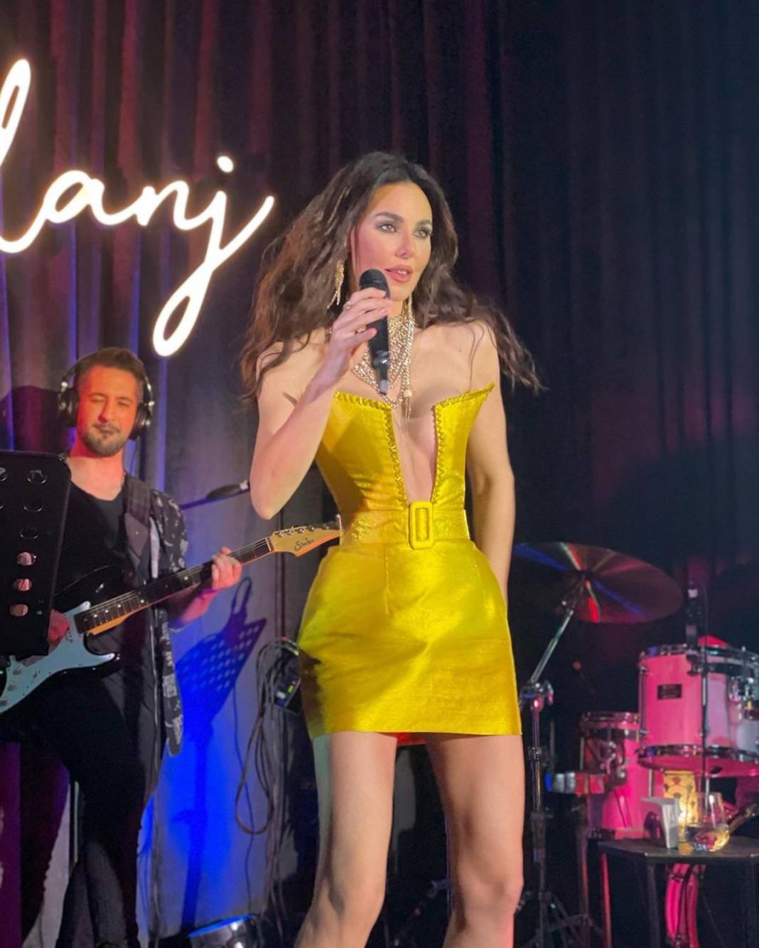 Defne Samyeli kıyafetiyle takipçilerinin diline düştü! O detay anında ortaya çıktı 14